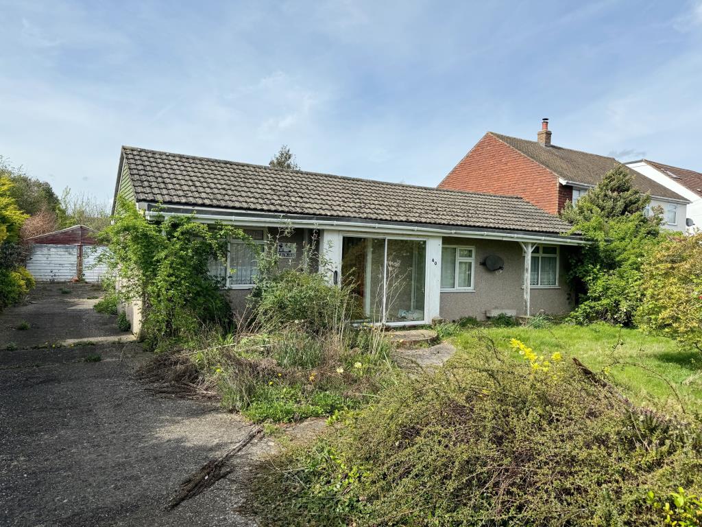 Lot: 146 - DETACHED BUNGALOW WITH POTENTIAL IN POPULAR LOCATION - Front of property showing drive